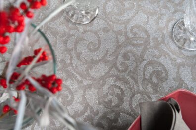 Lino - medvilnės staltiesė, pilka, raštuota, su blizgesiu.