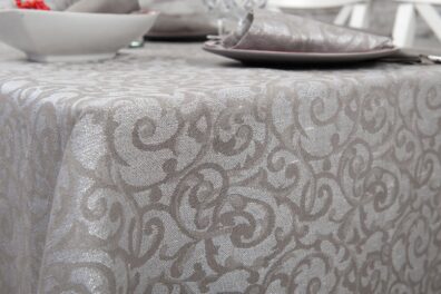 Žakardinė puslininė pilka staltiesė su blizgučiu.