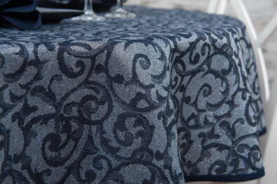 Apvali (ovali) puslininė pilka mėlynai raštuota staltiesė su blizgesiu.