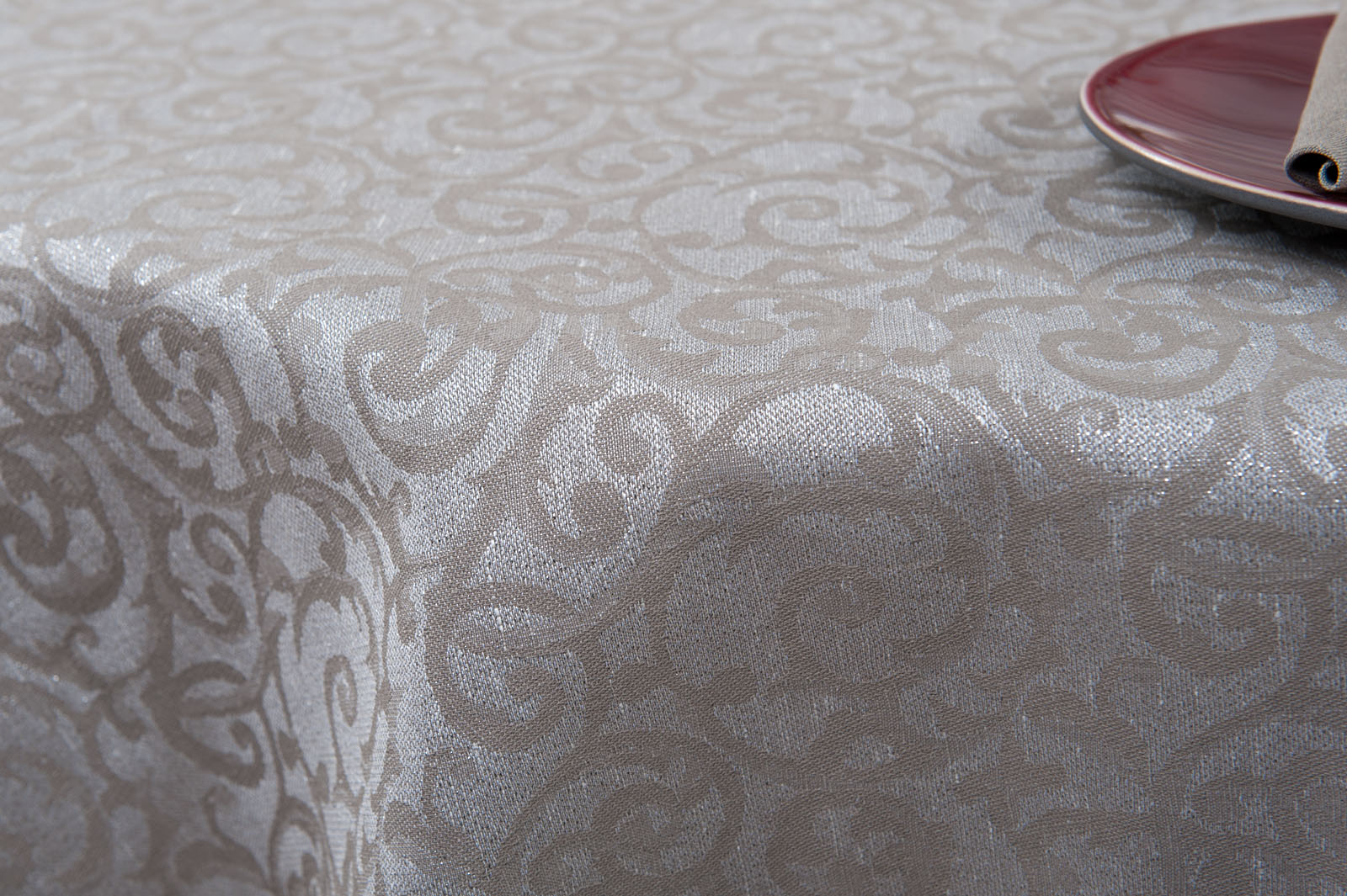 Apvali (ovali) puslininė pilka raštuota staltiesė su blizgučiu.