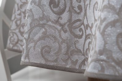 Žakardinė pilka lino - medvilnės staltiesė su sidabro spindesiu.