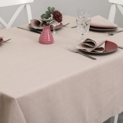 Pilkšvai rausva mereškuota puslininė staltiesė.