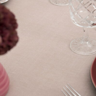 Pilkšvai rožinė (angl. dusty rose) lino - medvilnės staltiesė.