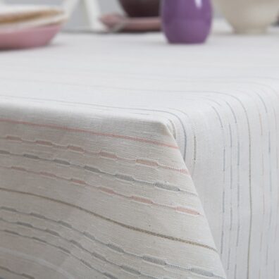 Balta puslininė staltiesė rausvais, pilkais, melsvais dryžiais.