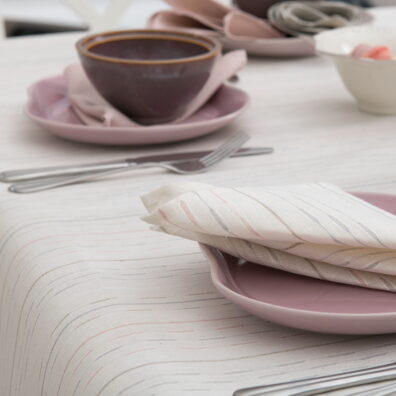 Pieno baltumo su spalvingais dryžiais lino - medvilnės staltiesė.