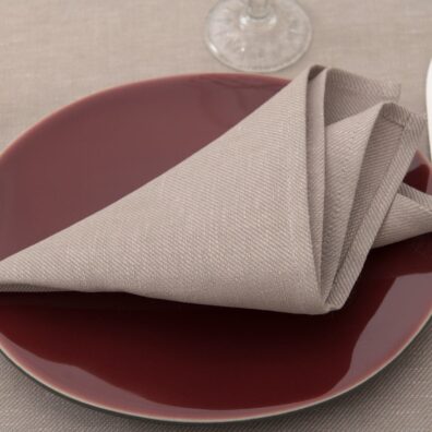 Pilkšvai rausva puslininė servetėlė.