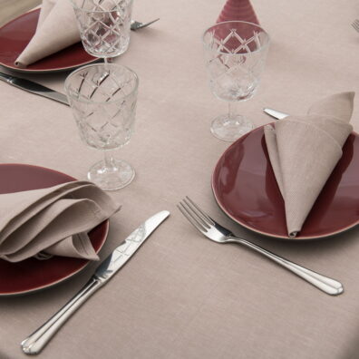 Pilkšvai rausva (angl. dusty rose) puslininė servetėlė.