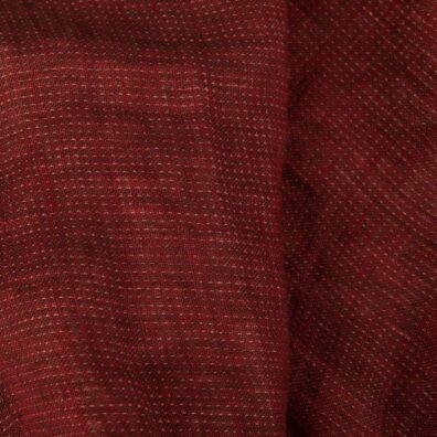 Viena lininio audinio pusė raudona.