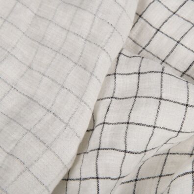 Baltas languotas dvipusis lininis audinys, skalbtas.