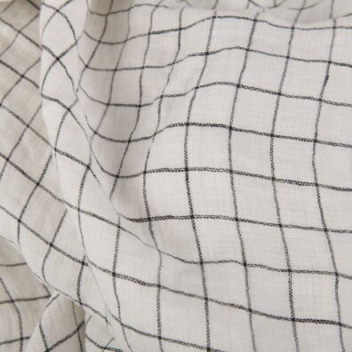 Baltas languotas lininis audinys.