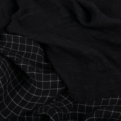Juodas languotas dvipusis lininis audinys, skalbtas.