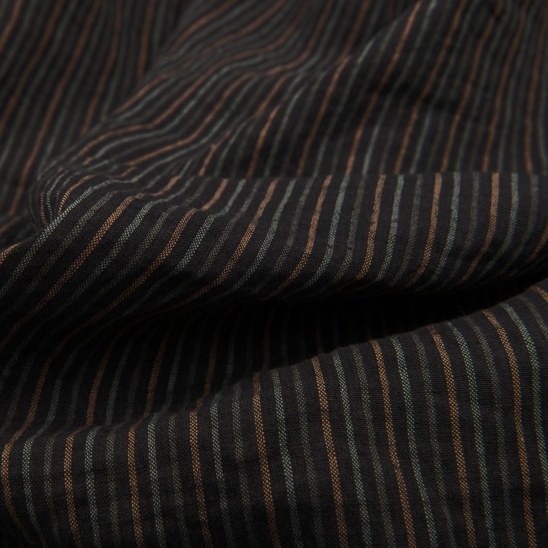 Lininis tamsiai pilkas audinys žalsvai dryžuotas, skalbtas