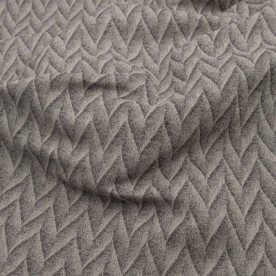 Pilkas raštuotas puslininis audinys austas iš šviesių rusvai pilkų ir tamsiai pilkų verpalų.