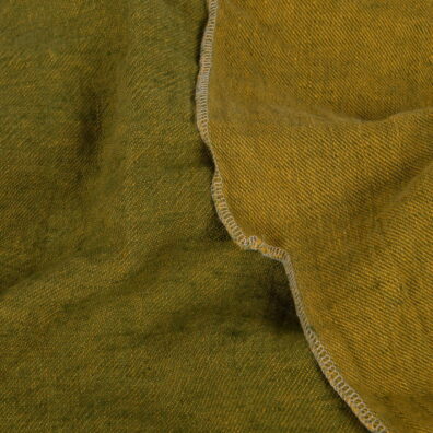 Lininis geltonai žalias dvipusis audinys, skalbtas.