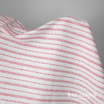 Puslininis baltas audinys raudonomis raštuotomis juostelėmis