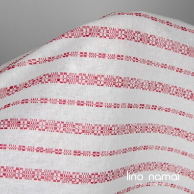 Puslininis ryškiai baltas audinys raudonomis raštuotomis juostelėmis