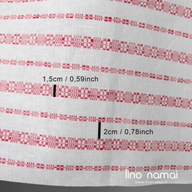 Lino - medvilnės ryškiai baltas audinys raudonomis raštuotomis juostelėmis