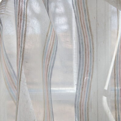 Pieno baltumo permatomas lininis audinys spalvotomis juostelėmis, tinkantis užuolaidoms siūti