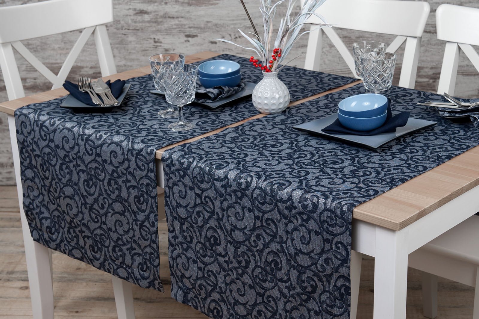 Lininis pilkas mėlynai raštuotas takelis