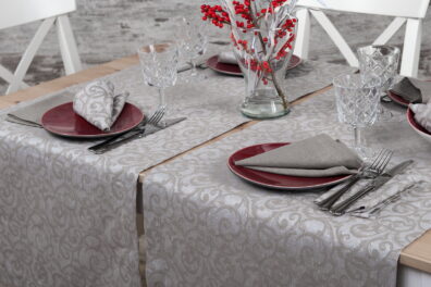 Pilkas stalo takelis pagamintas iš žakardinio lino – medvilnės audinio