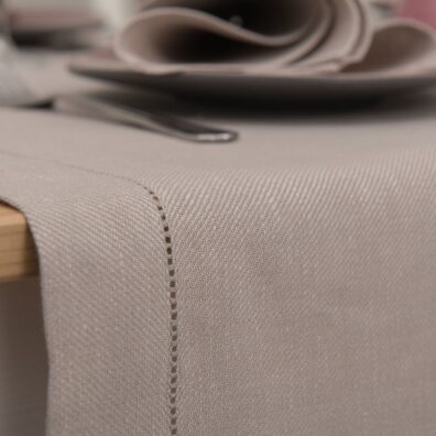 Takeliui naudotas lino – medvilnės audinys iš pilkšvai rusvų ir šviesiai rožinių verpalų