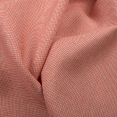 Lininis audinys smulkiais rožiniais langeliais.