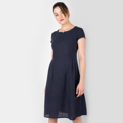 Tamsiai mėlyna lininė suknelė.