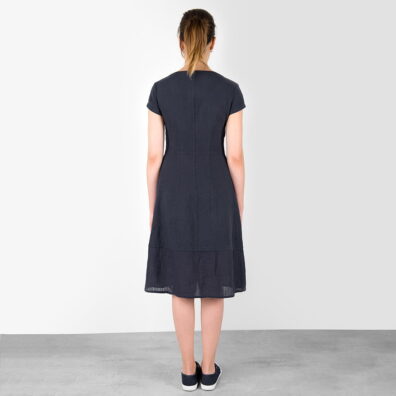 Tamsiai mėlyna lininė suknelė įliemenuota nugaroje.