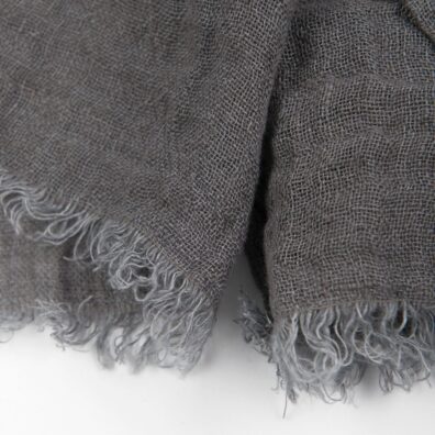 Lininis šalikas tamsiai pilkas, su kutais trumposiose kraštinėse