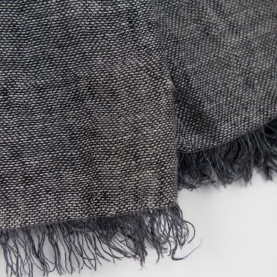 Lininis šalikas pilkšvai juodas dekoruotas juodais pešiotais kutais