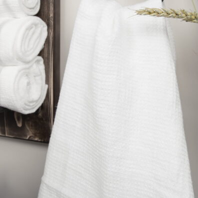 Lininis vonios rankšluostis ryškiai baltos spalvos.