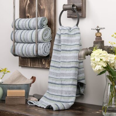 Lininis rankšluostis voniai ar saunai, su pilkais, žalsvais, baltais dryžiais.