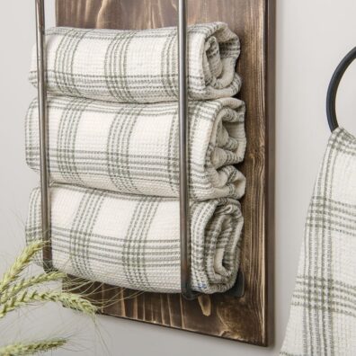 Puslininis pieno baltumo vonios rankšluostis su vertikaliomis ir horizontaliomis žalsvai pilkomis juostelėmis