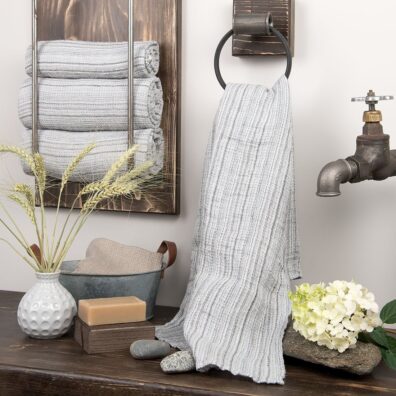 Lininis vonios / saunos rankšluostis su skirtingais pilkais dryžiais.