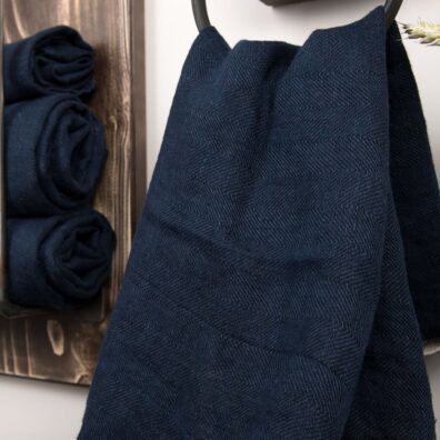 Tamsiai mėlynas lininis vonios rankšluostis su eglutės raštu.