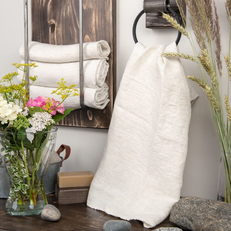 Lininis vonios rank&scaron;luostis baltos spalvos su smulkiais pilkais dryžiais.