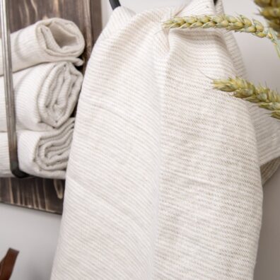 Baltas lininis vonios rankšluostis smulkiais pilkais dryžiukais.