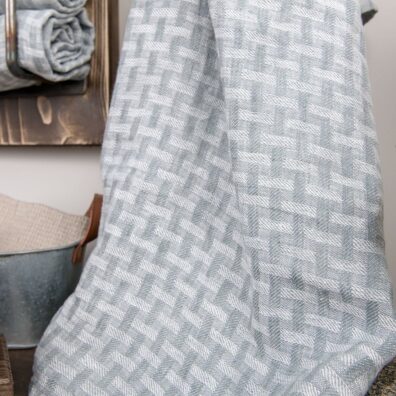 Pilkas raštuotas lininis vonios rakšluostis.