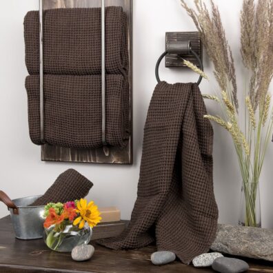 Lininis vonio saunos rankšluostis tamsiai rudos spalvos.