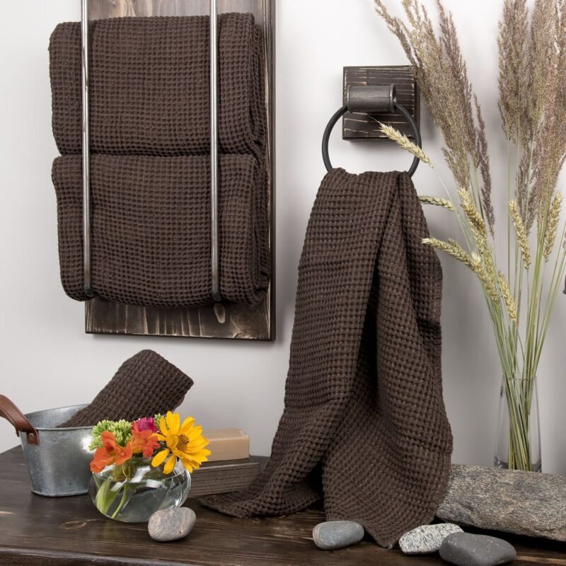 Lininis vonio saunos rankšluostis tamsiai rudos spalvos.