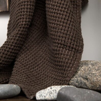 Vonios rankšluostis iš lino, tamsiai rudos spalvos.