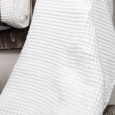 Baltas, vafliniu raštu, lininis vonios rankšluostis.