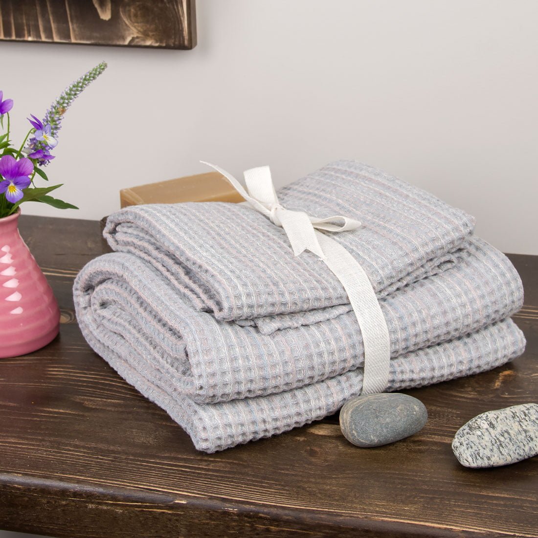 Dviejų lininių vonios rankšluosčių rinkinys, šviesiai pilkos spalvos su spalvotais dryžiais.