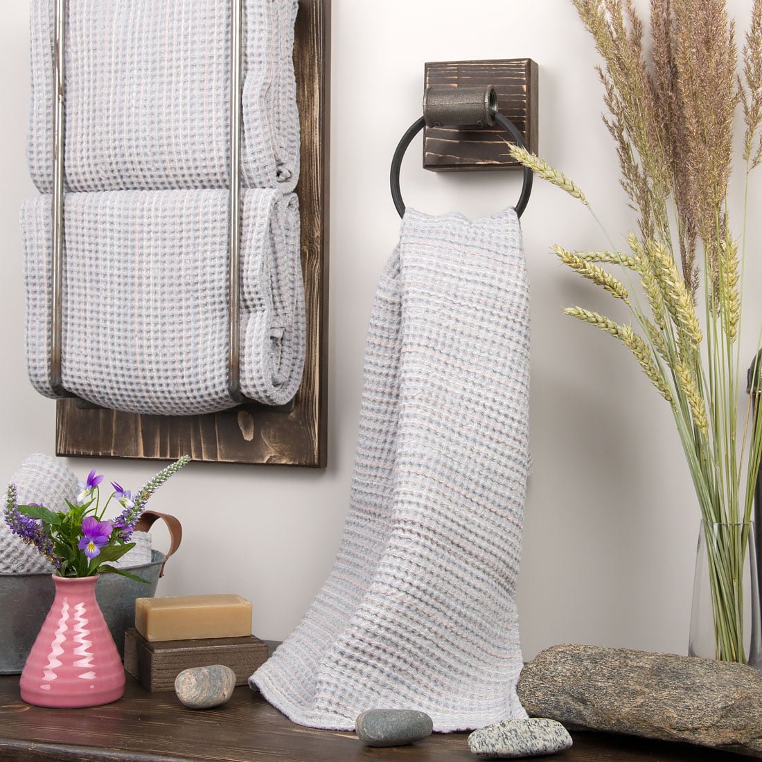 Lininis vonios / saunos rankšluostis šviesiai pilkas, spalvotais dryžiukais.