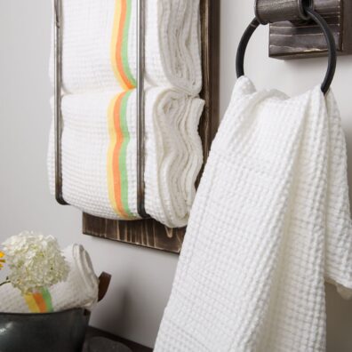 Lino - medvilnės baltas rankšluostis su spalvotais dryžiais