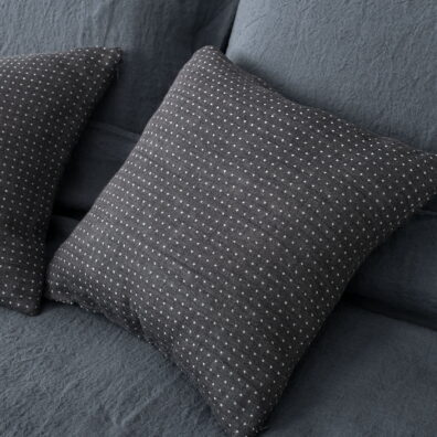 Lininė patalynė melsvai pilka: pagalvės užvalkalas ir pilkas taškuotas dekoratyvinės pagalvės užvalkaliukas.