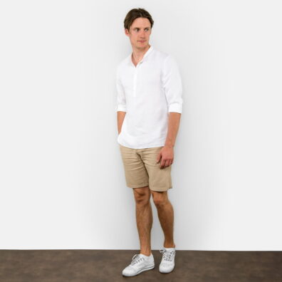 Lininiai vyriški ryškiai baltos spalvos marškiniai su rankovėmis.