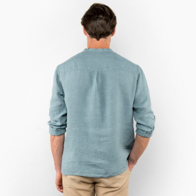 Melsvi lininiai vyriški marškiniai - vaizdas iš nugaros.