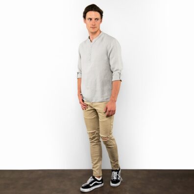 Lininiai vyriški marškiniai šviesiai pilkos spalvos ilgomis rankovėmis.