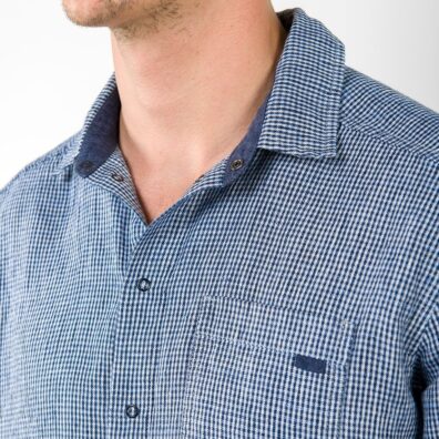 Vyriškų marškinių iš lino apykaklė, smulkų mėlyni langeliai